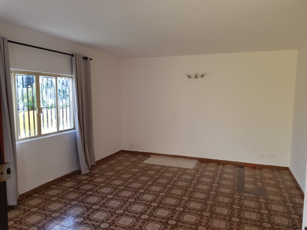 CASA COM 03 DORMITÓRIOS, SENDO